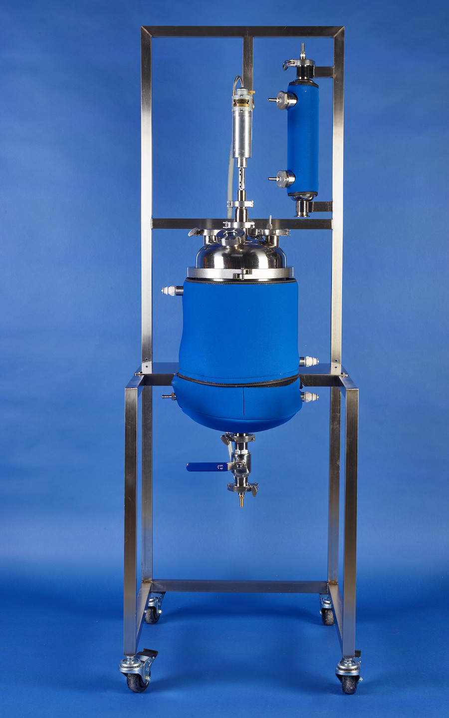 Jacketed stainless liquid-liquid extractor for cannabis crude cleanup